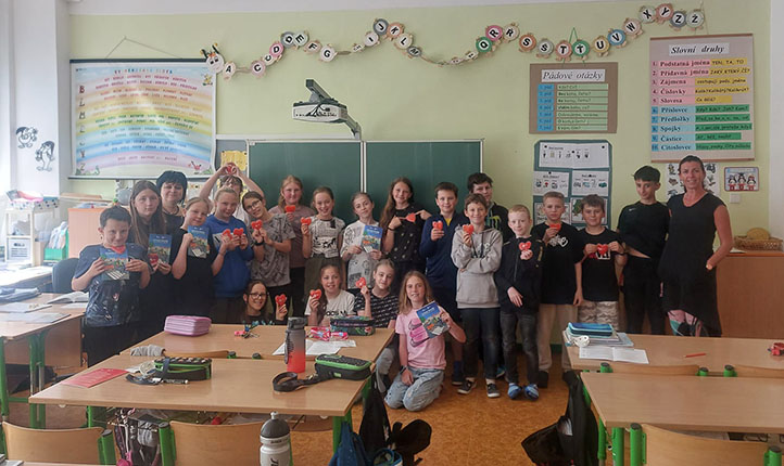 Děti ze Světlé nad Sázavou děkují ambasadorům VZPoury